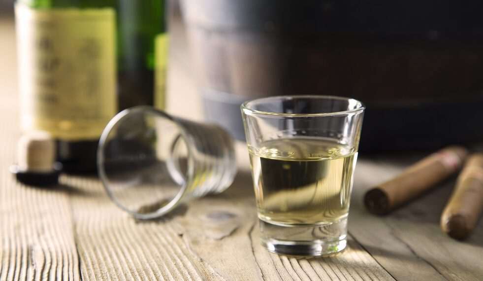 Produção de cachaça tem crescido, mas setor lamenta preconceito