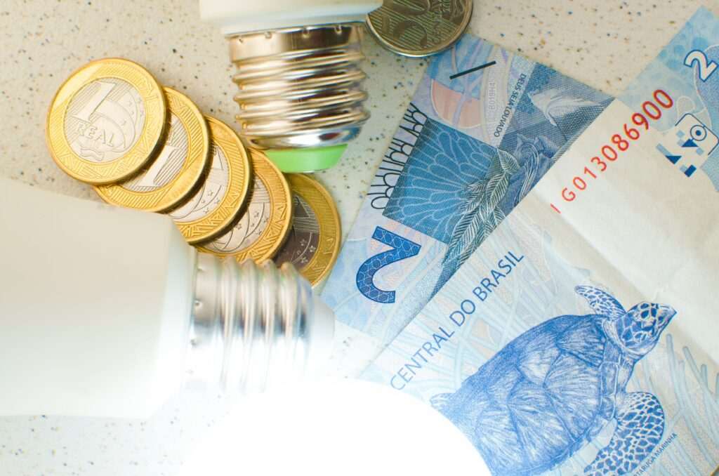 Consumidor de baixa tensão paga 3,8% na tarifa de energia com custos da MMDG, diz Abradee