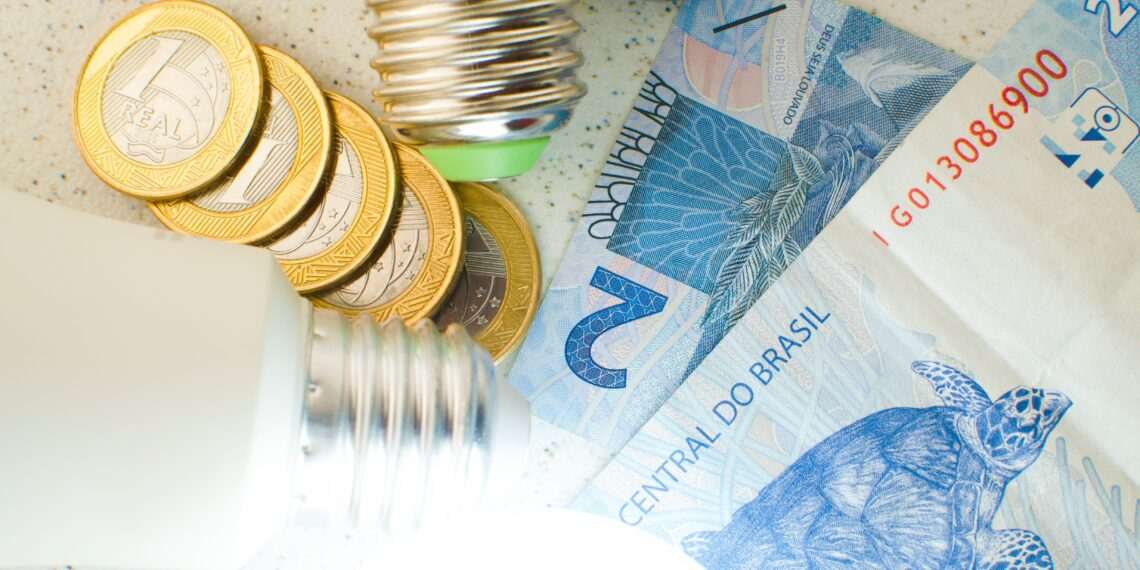 Consumidor de baixa tensão paga 3,8% na tarifa de energia com custos da MMDG, diz Abradee