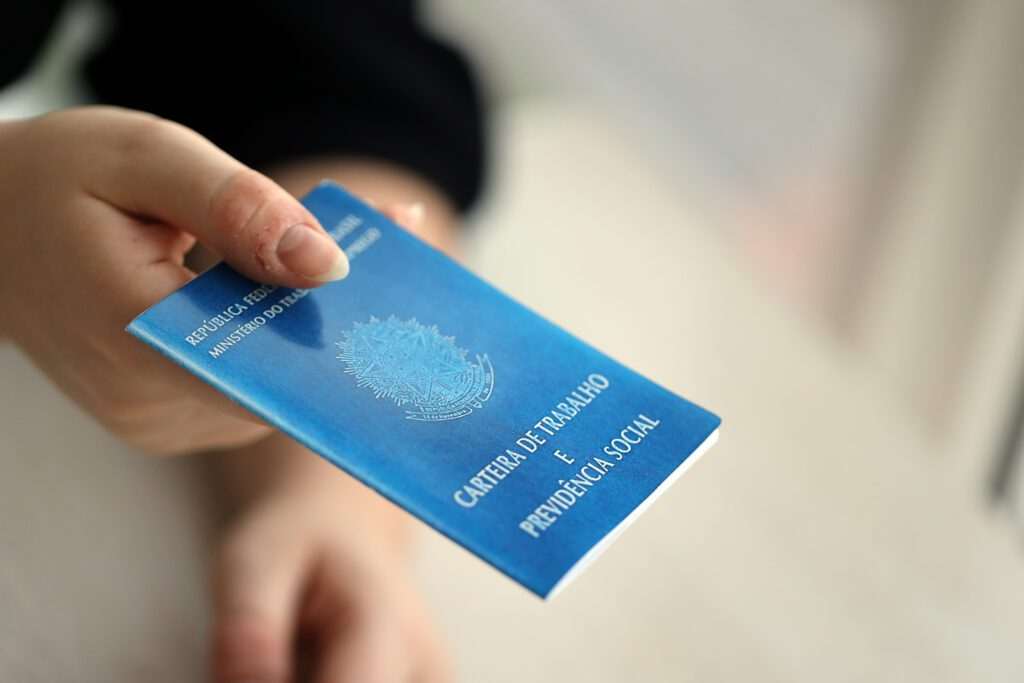 Taxa de desemprego fica em 6,6% no trimestre; CLT bate recorde