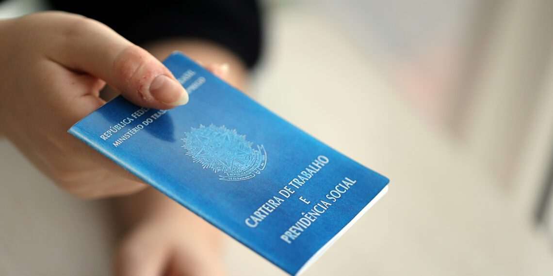 Taxa de desemprego fica em 6,6% no trimestre; CLT bate recorde