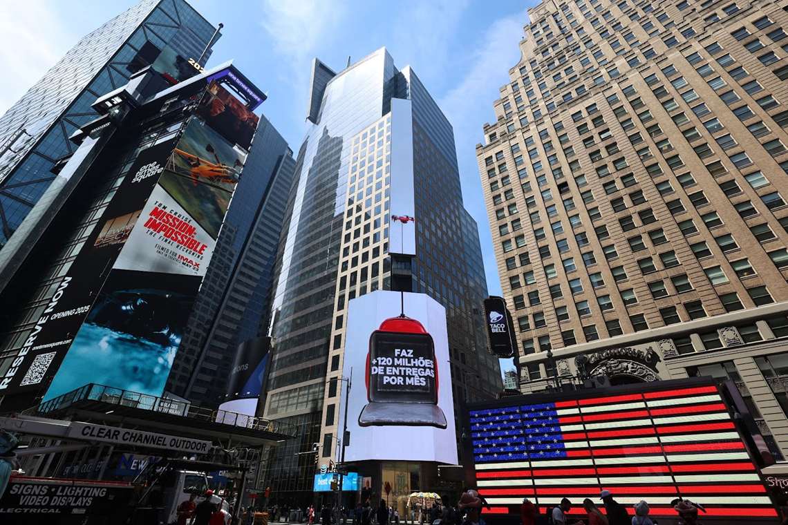 iFood realiza campanha na Times Square para celebrar marca de 120 mi de pedidos mensais