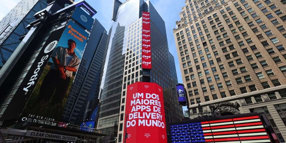 iFood realiza campanha na Times Square para celebrar marca de 120 mi de pedidos mensais