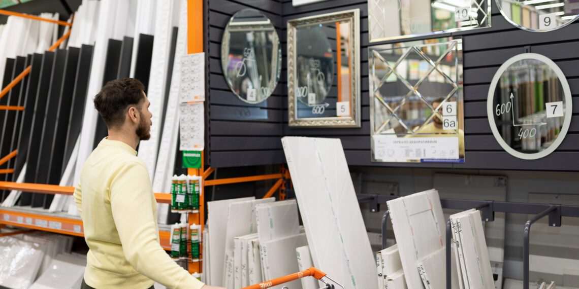 Varejo recua 0,4% em abril, mas mantém crescimento de 6,1% em 12 meses