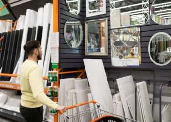 Varejo recua 0,4% em abril, mas mantém crescimento de 6,1% em 12 meses