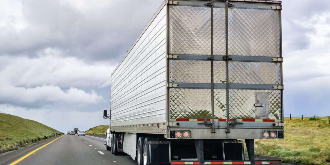 Preço do frete registra leve queda de 0,14% em abril, aponta Edenred Frete