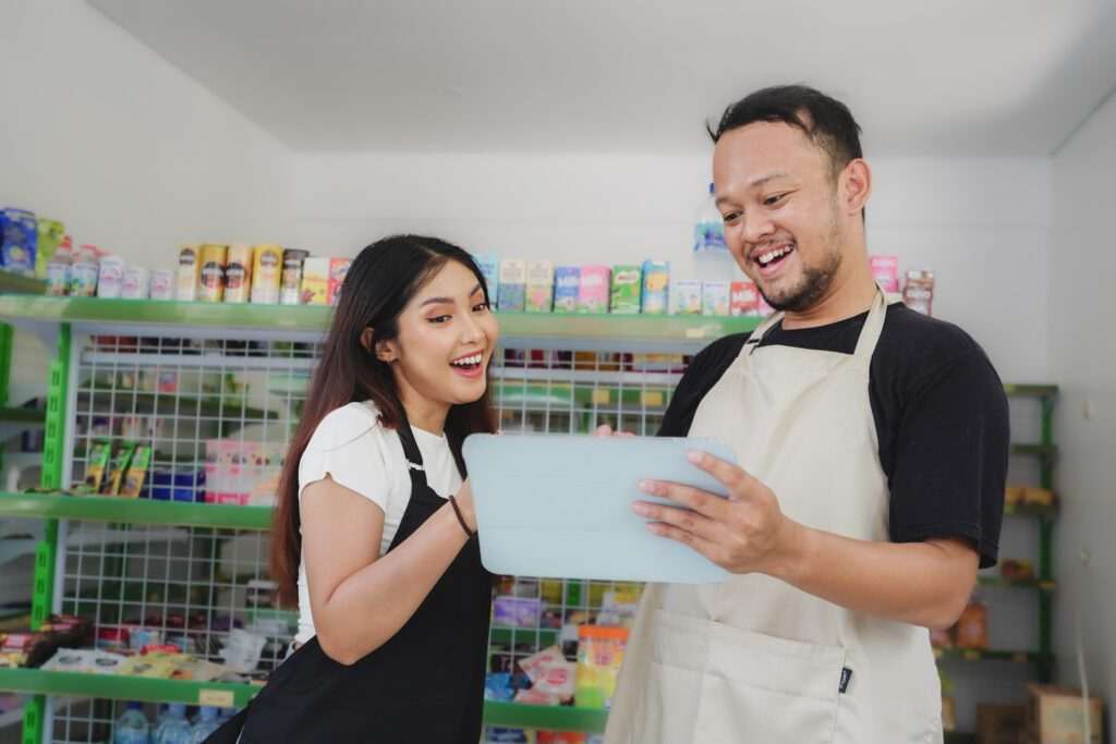 Confiança no comércio cresce e varejistas retomam planos de contratação e investimento