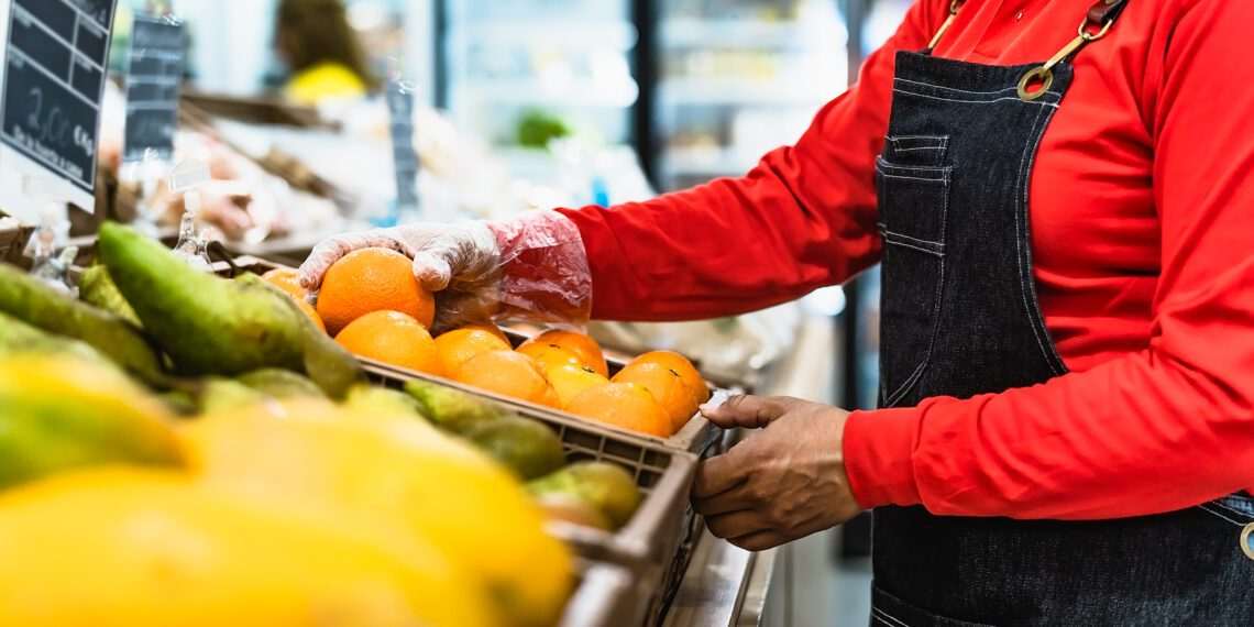 Contratos de trabalho por hora em supermercados aumentam precarização