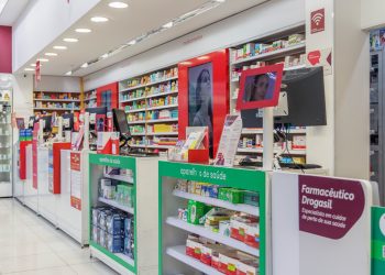 Raia e Drogasil testam uso de áudio em telas digitais para ampliar engajamento no PDV