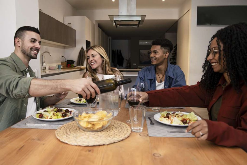 Consumo nos lares brasileiros avança 2,04% em maio ante abril, aponta Abras