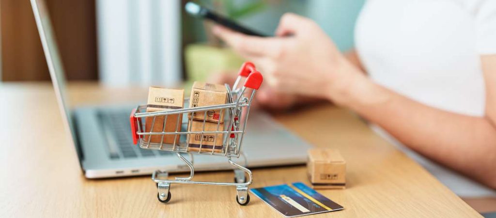 Nove entre dez brasileiros usam o carrinho virtual para decidir se vão ou não finalizar a compra