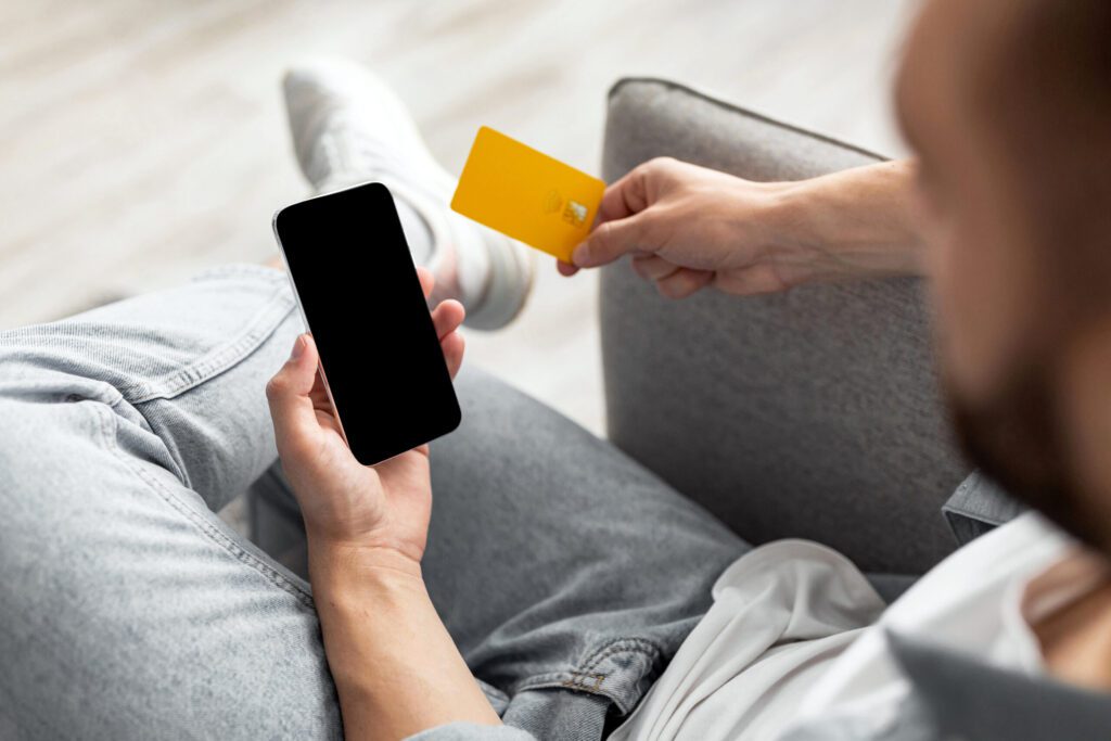 Celular vira principal canal de compras das classes D e E, que lideram intenção de consumo