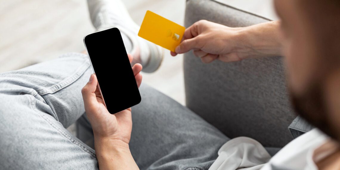 Celular vira principal canal de compras das classes D e E, que lideram intenção de consumo