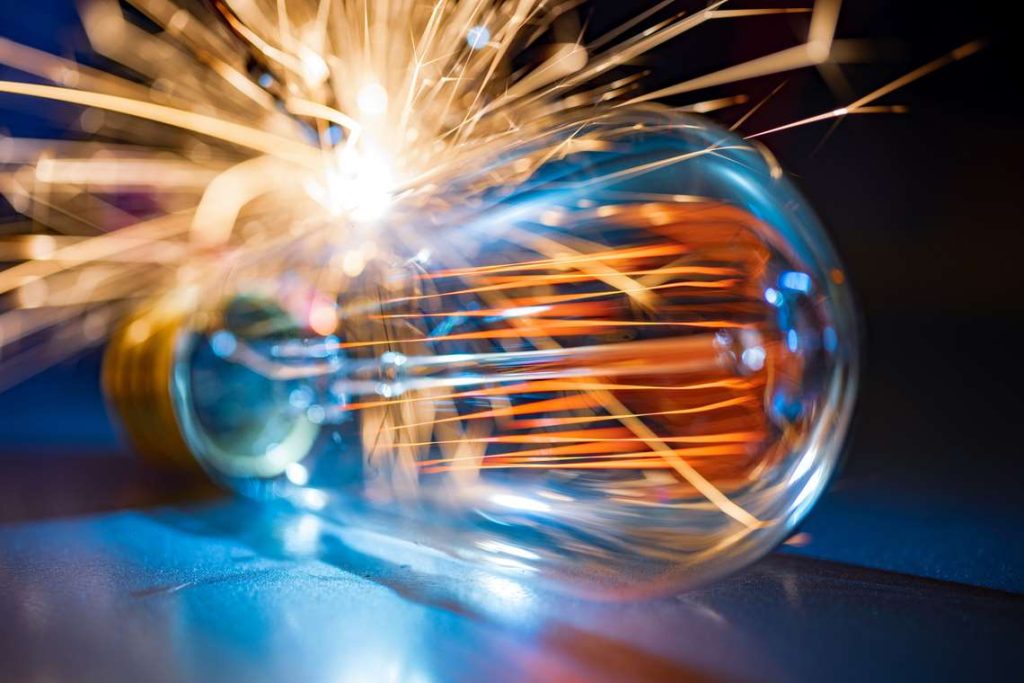 Bandeira tarifária permanece vermelha patamar 1 em julho, anuncia Aneel