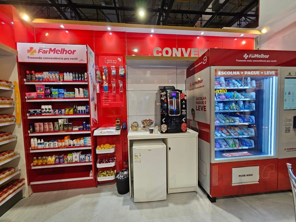 Rede de drogarias aposta em conveniência com vending machine e honest market