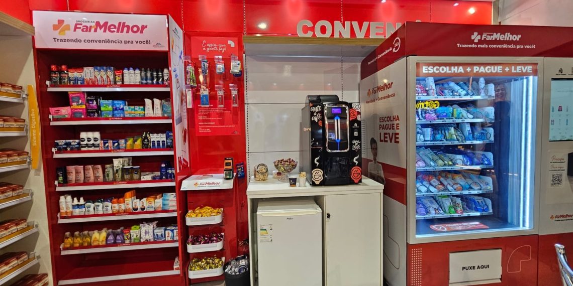 Rede de drogarias aposta em conveniência com vending machine e honest market