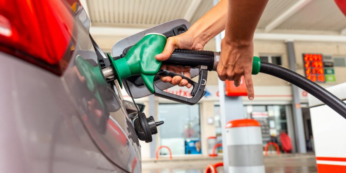 Petrobras reduz em 5,6% preços de gasolina para distribuidoras a partir da terça-feira, 3