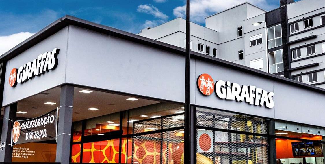 Com uma média diária de 72 mil atendimentos e mais de 26 milhões de pedidos realizados ao longo de 2024, o Giraffas lançou uma nova edição do estudo Raio X dos Hábitos Alimentares dos Consumidores. A análise mostra que o ticket médio também evoluiu no período, alcançando R$ 47,71, o que representa um aumento de 5% em relação a 2023. No ano, o frango foi a proteína mais consumida, representando 50,01% dos pedidos com proteína animal, seguido pela carne vermelha, com 48,21%. Porém, o levantamento por estado revela outro cenário: a carne vermelha liderou o consumo em 16 estados, enquanto o frango foi mais pedido em nove estados e no Distrito Federal. O estudo também aponta alguns padrões regionais: A região Sul é onde mais se compartilham refeições, apesar do crescimento dos pedidos individuais. O consumo de brindes avulsos e combos infantis se destacou no Centro-Oeste (31,96%) e no Sudeste (30,64%). Datas comemorativas como Dia das Crianças, Natal e Black Friday impulsionaram o fluxo nas lojas, com alta de até 55% em relação a fins de semana anteriores. O Nordeste teve o maior ticket médio (R$ 48,40), seguido pelo Sudeste (R$ 48,32). Já o Sul, com o menor ticket (R$ 46,88), registrou aumento nas vendas de bebidas, acompanhamentos e pratos com adicionais como espetinhos e saladas. O Centro-Oeste se destacou no consumo de sobremesas, enquanto o Norte teve crescimento nos pedidos de adicionais e bebidas. A digitalização também avançou: os totens de autoatendimento já representam mais de 50% das vendas nas lojas. Tendência de escolhas saudáveis Entre os acompanhamentos, observa-se uma inclinação crescente por opções mais leves. O arroz integral teve boa aceitação, com destaque para São Paulo (34,05% dos pedidos), além do Distrito Federal, Paraná, Goiás e Santa Catarina. Os adicionais de salada também mostraram crescimento proporcional por mil clientes. Nas bebidas, o refrigerante segue líder (71% dos pedidos), seguido por suco (14%), água (10%), cerveja (4%) e chá (1%). A cerveja apresentou queda de 11,72% em relação a 2023, enquanto sucos e água continuam em alta.