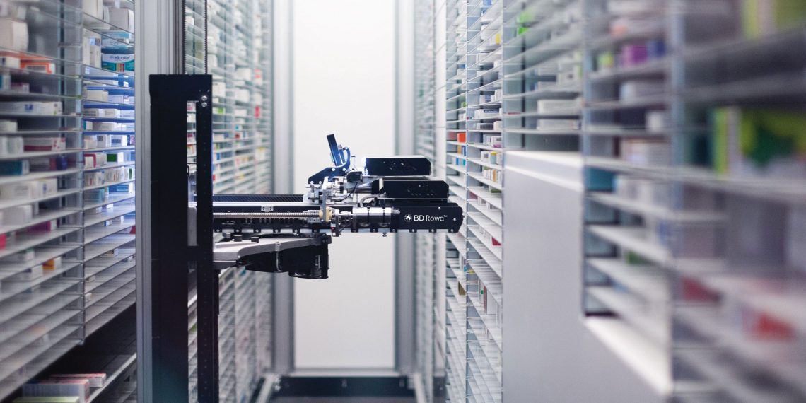 Rede de farmácias do Paraná implementa robô de autoatendimento 24h em loja