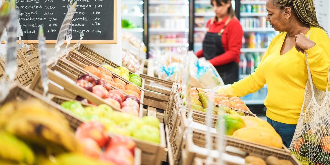 Supermercados têm falta de trabalhadores e recorrem até a Exército para preencher 350 mil vagas