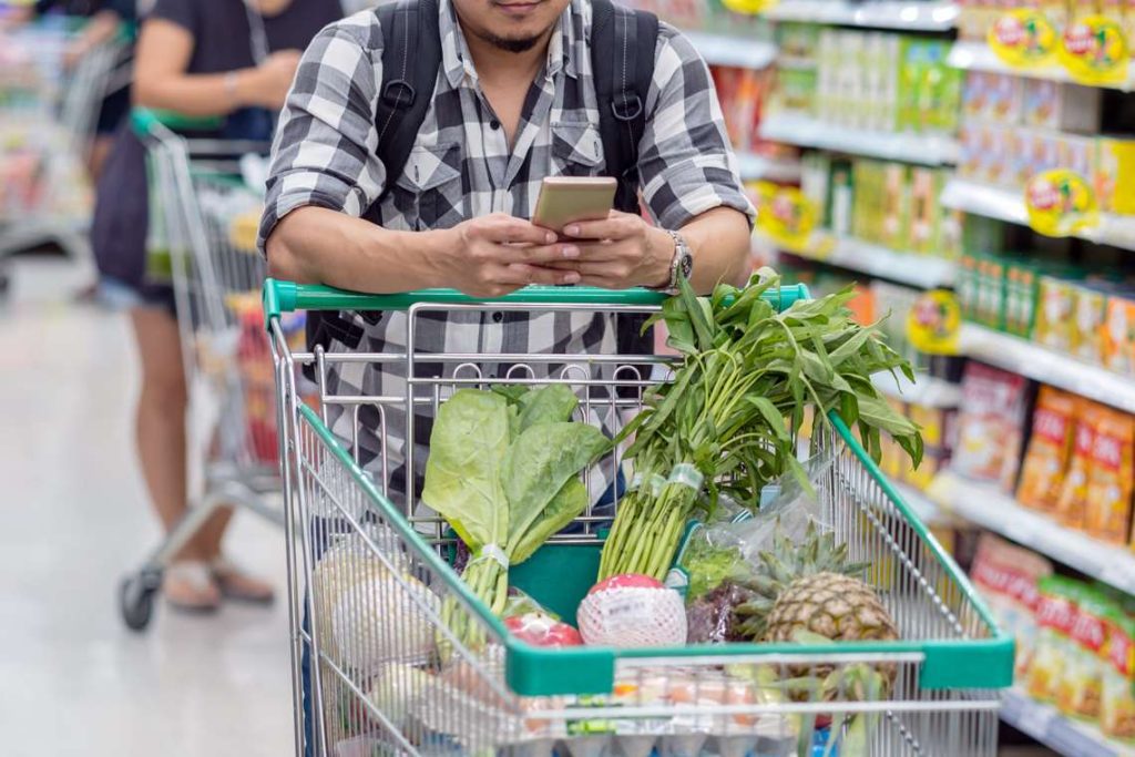 Estudo revela que 75% dos brasileiros usam apps para fazer compras no supermercado