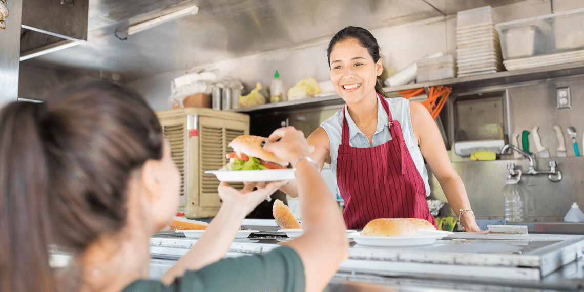 Foodservice cresce 6,7% em maio, mas queda nas transações revela consumidor mais seletivo