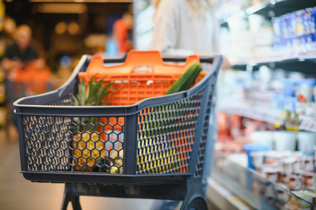 Cesta básica tem custo menor em 11 capitais, mostra Dieese