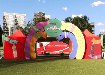 Coca-Cola leva tabuleiro gigante para shopping de Salvador incentivando o uso de retornáveis