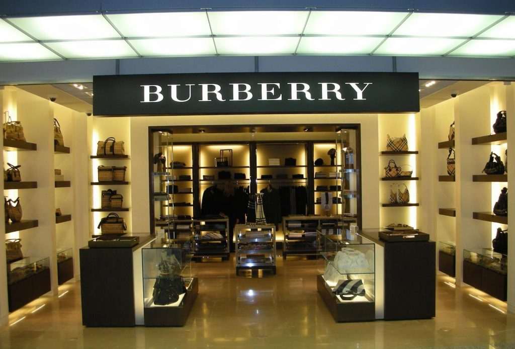 Burberry troca CEO e suspende dividendo após fraco desempenho