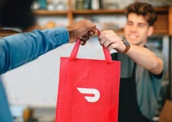 DoorDash compra Deliveroo por US$ 3,86 bi e SevenRooms por US$ 1,2 bi