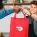 DoorDash compra Deliveroo por US$ 3,86 bi e SevenRooms por US$ 1,2 bi
