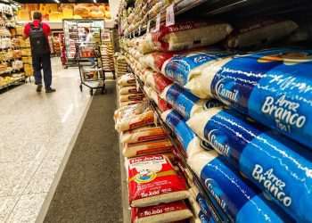 Falta de produtos nas prateleiras cresce em maio, enquanto preço do arroz dispara