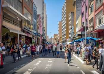 Vendas do comércio paulistano voltam a subir, diz ACSP