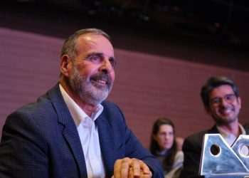 Marcos Gouvêa recebe homenagem no 8º Fórum LIDE do Varejo e Marketing