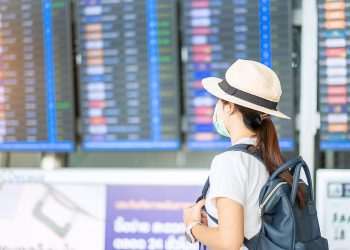 Testes de Covid-19 devem ser mais usados em viagens, diz técnico da OMS