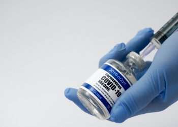 Pfizer e BioNTech dizem que sua vacina contra Covid-19 é 90% eficaz