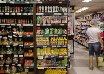 Confiança do consumidor cai 3,2 pontos em dezembro; é a terceira queda seguida