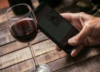 Evino e Deezer criam experiências sensoriais para os consumidores