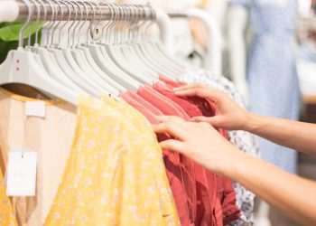 Pesquisa mostra que 53% dos consumidores pretendem usar roupa nova no Réveillon