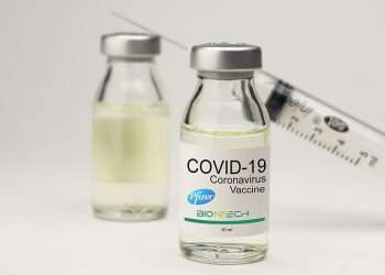 Reino Unido começa a vacinar população contra a Covid-19 na semana que vem