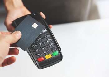 Pagamentos com cartão por aproximação e sem senha dobram de limite