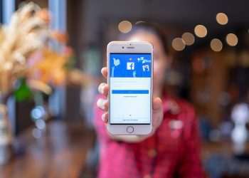 Página do Facebook no celular