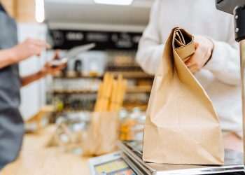 Clientes brasileiros preferem varejistas engajados socialmente e negócios locais