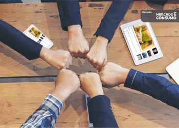 Mãos comemorando sucesso nos negócios simbolizando Ecossistemas de Negócios no Brasil