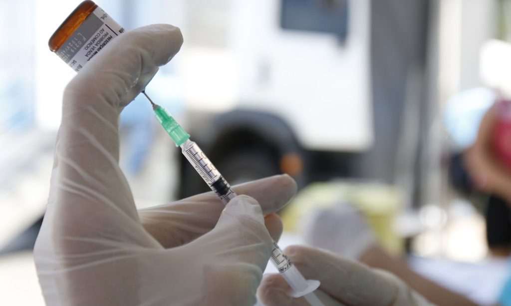 Pague Menos começa a oferecer vacina contra a gripe em lojas