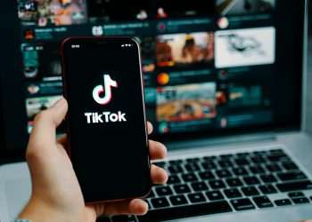 Unilever e AB InBev triplicam vendas online com campanha de retail media no TikTok
