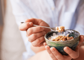 Danone capacita varejo com conteúdo sobre categoria de bebidas vegetais