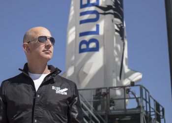 Bilionário Jeff Bezos enfrenta críticas por funcionários da Amazon