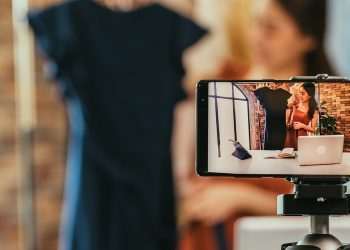 Varejo online aposta em transmissões ao vivo de influenciadores