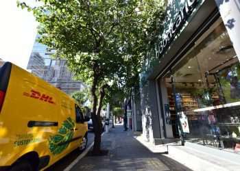 Boticário fecha parceria com a DHL para fazer entregas com veículos elétricos